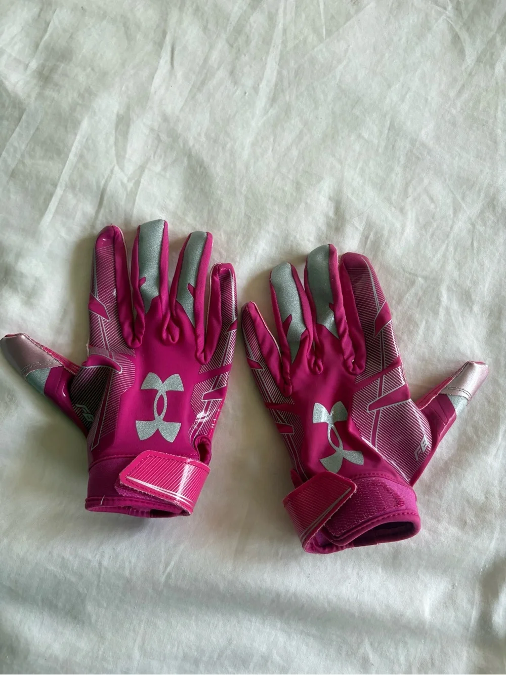 Never worn Youth small f9 pink football baseball gloves adjustable